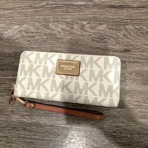 Michael Kors white zip up wallet NEW